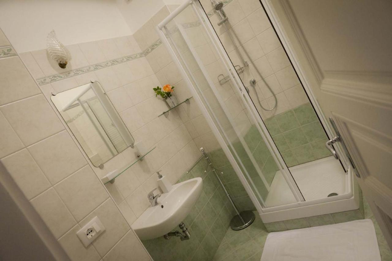 Domus Liberta - Boutique Rooms Триест Екстериор снимка